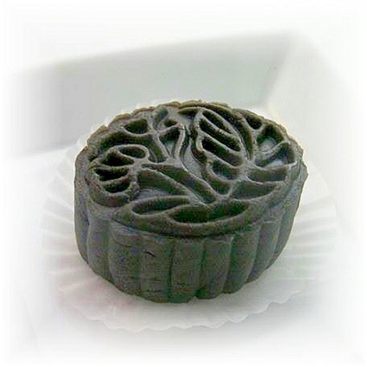 皮生地&中餡に練りごま入り「黒麻米月餅」